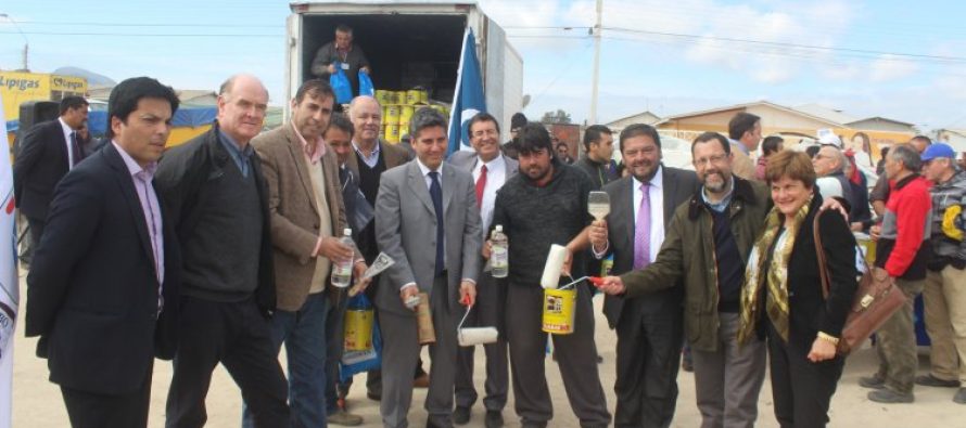 Pescadores de Tongoy reciben material para reparación de botes.
